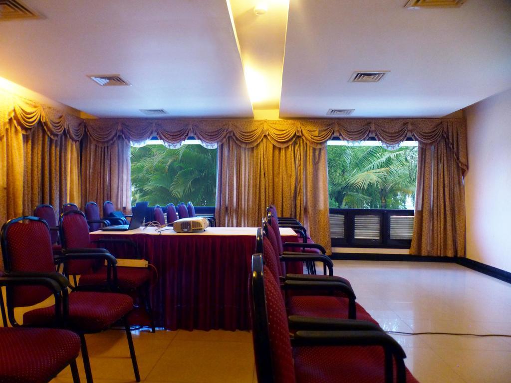 Hotel Highway Garden Kochi Dış mekan fotoğraf